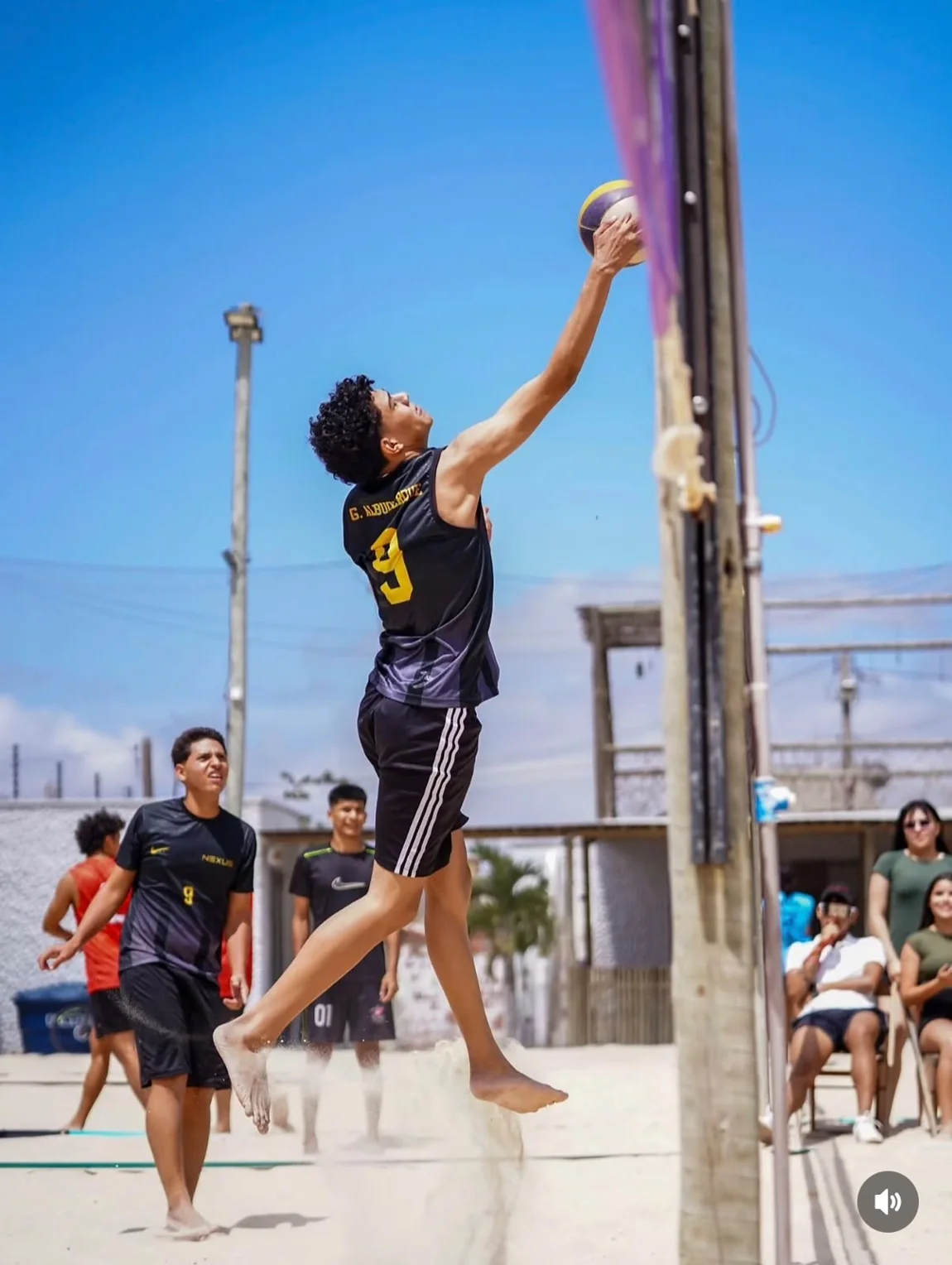 Foto de partida esportiva na areia 3