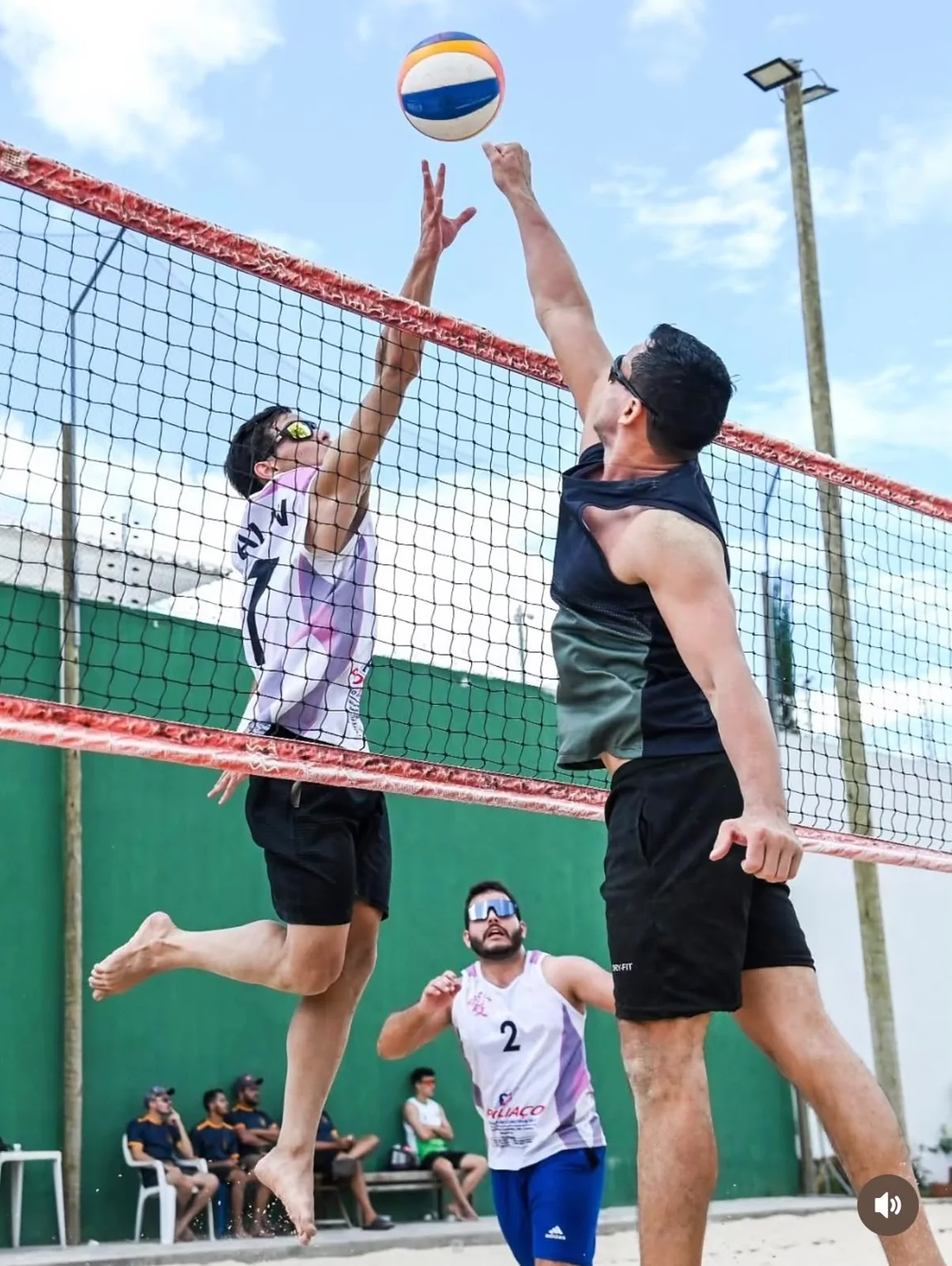 Foto de partida esportiva na areia 6